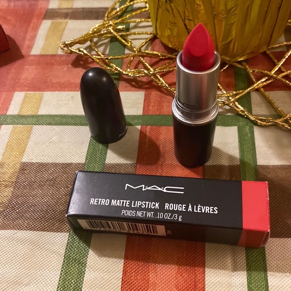 NWT MAC Retro Matte Lipstick Relentlessly Red 706 - Picture 2 of 3